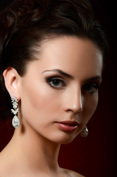 La belle femme en bijoux boucles d'oreilles
 - Photo, image