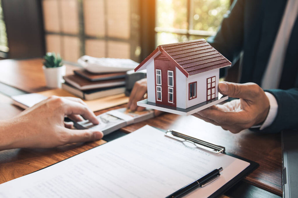 Investoři používají str pero na smluvní papír o koupi nového domova, zatímco podání hotovosti jako vklad pro agenta. - Fotografie, Obrázek