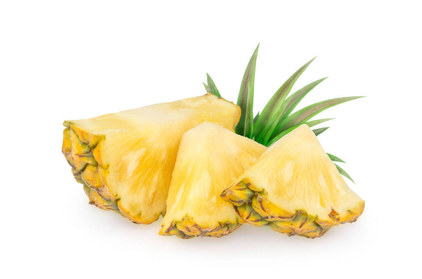 Beyaz arka planda izole edilmiş ananas parçası. Taze ananas parçacıklı makro. Yapraklı ananas. Tam alan derinliği. Yaz meyveleri, sağlıklı ve doğal bir hayat için., - Fotoğraf, Görsel