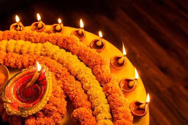 Happy Diwali - Clay Diya lámparas encendidas durante Dipavali, festival hindú de la celebración de las luces. Colorida lámpara de aceite tradicional diya y dulces sobre fondo de mármol - Foto, Imagen