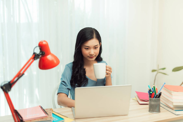 donna o studentessa con computer portatile bere caffè  - Foto, immagini