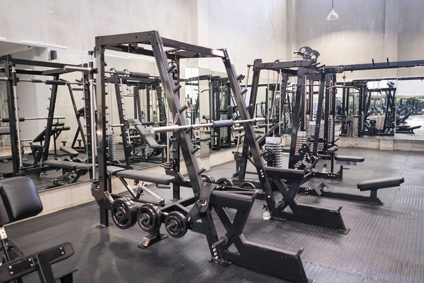 Тренажерный зал с современным фитнес-оборудованием для тренировки тела. - Фото, изображение