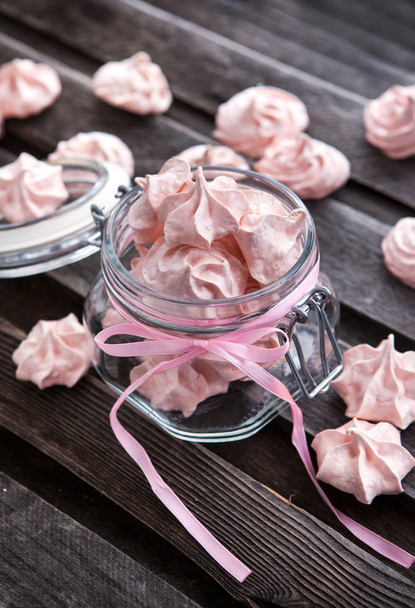 meringues roses dans un bocal en verre - Zdjęcie, obraz