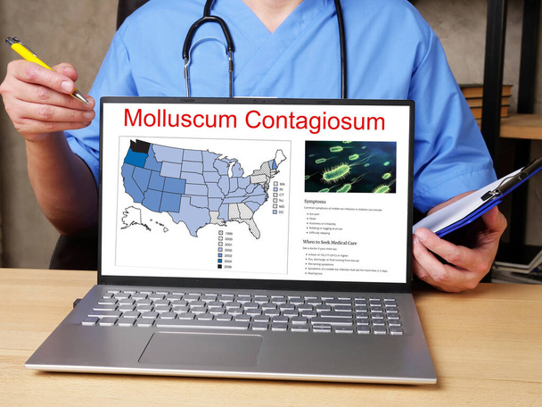 Медична концепція, що означає "Molluscum contagiosum" з написом на сторінці - Фото, зображення