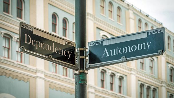 Street Sign az irány út autonómia versus függőség - Fotó, kép