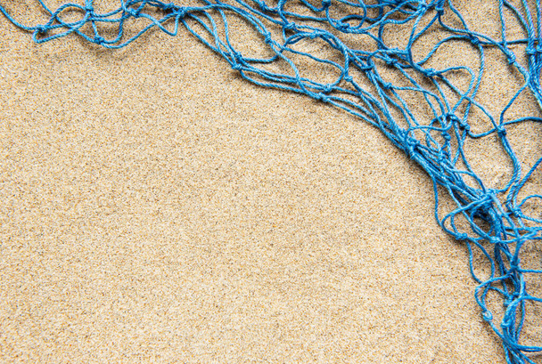 Blue Fishing net σε μια παραλία άμμο, ταξίδια, διακοπές έννοια - Φωτογραφία, εικόνα