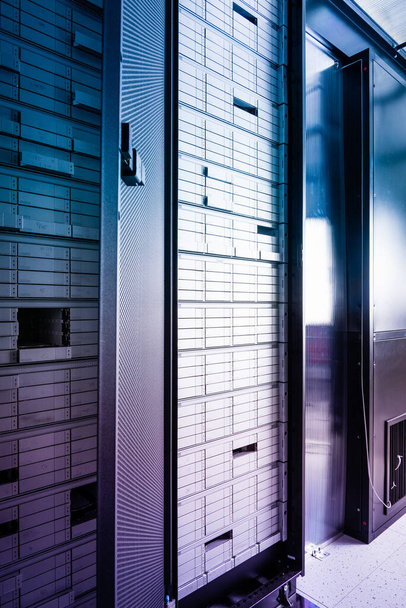 dentro do centro de hospedagem de dados servir racks preenchidos com discos rígidos usados para armazenamento de dados - Foto, Imagem