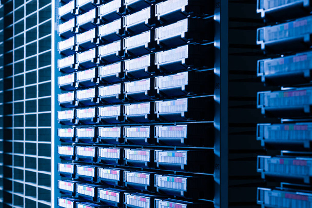 cluster de disques durs empilés à l'intérieur de l'armoire de stockage de données - Photo, image
