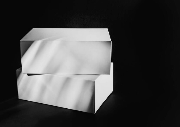 bílé krabice na černém pozadí - Fotografie, Obrázek