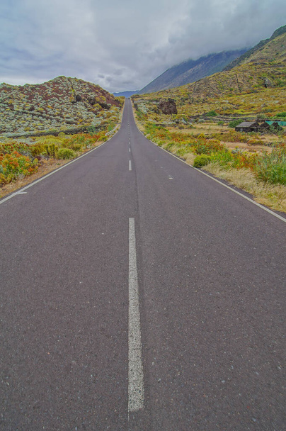Long Empty Desert Asfalt Road in El Hierro Canary Islands Spain - Fotografie, Obrázek