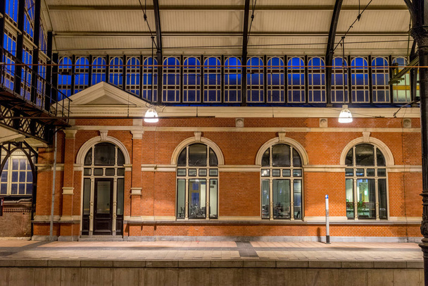 Den Haag Hollands Spoor, Hollandia - 2018. február 17.: Den Haag Hollands Spoor vasútállomás február 17-én kora reggel - Fotó, kép