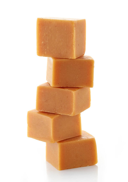 Beyaz arkaplanda izole edilmiş karamel şeker yığını - Fotoğraf, Görsel