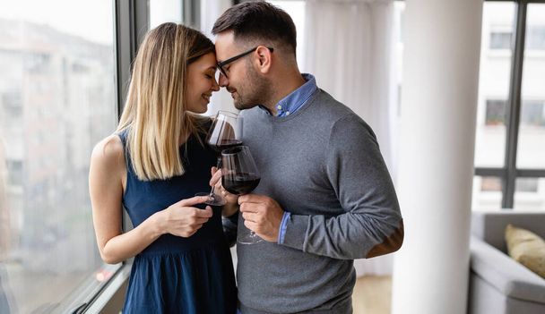 Couple heureux romantique amoureux boire du vin à la date. Saint Valentin, anniversaire, concept de célébration. - Photo, image