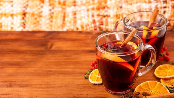 Német hagyomány téli karácsonyi vásár újév ünnep fesztivál ital Gluhwein Forralt édes meleg vörös bor fűszerekkel citrusos aromás fahéj csillag ánizs  - Fotó, kép