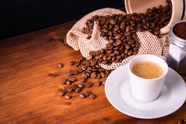 Σπιτικό καφέ φρέσκο ζεστό espresso σε ατμό λευκό φλιτζάνι κούπα ετοιμάζω από βιολογικά βιώσιμη καφετέρια ποτό καβουρδισμένο καφέ φασόλι με ανακυκλώνουν πακέτο διαθέσιμου χαρτιού με άρωμα ανανέωσης - Φωτογραφία, εικόνα