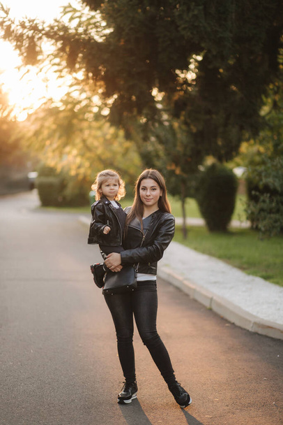 Mãe andando com sua filha no parque autunm - Foto, Imagem