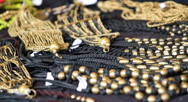 Schmuck und Kostbarkeiten zum Verkauf durch antike Juweliere - Foto, Bild
