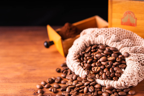 Friss kávézó reggeli frissíteni koffein fehér csésze pörkölt bio kávébab farm évjárat fa daráló klasszikus fém kávéskanna fekete espresso és tejszín cappuccino latte  - Fotó, kép