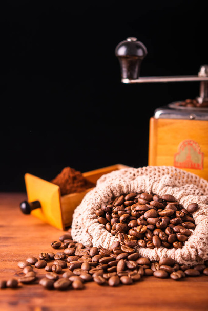 Tuore kahvila aamulla aamiainen virkistää kofeiinia valkoinen kuppi paahdettu orgaaninen kahvipapujen maatila vintage puu mylly klassinen metalli kahvipannu musta espresso ja kerma maito cappuccino latte  - Valokuva, kuva
