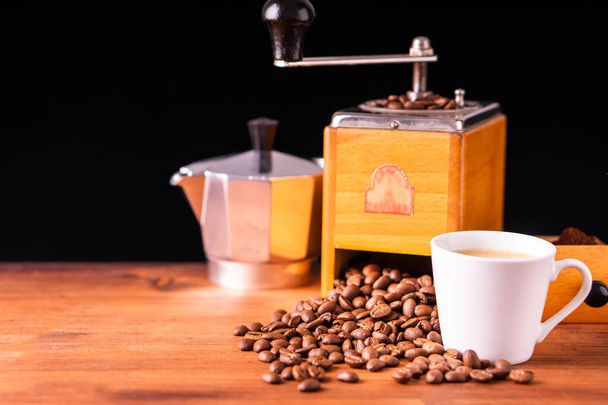 Tuore kahvila aamulla aamiainen virkistää kofeiinia valkoinen kuppi paahdettu orgaaninen kahvipapujen maatila vintage puu mylly klassinen metalli kahvipannu musta espresso ja kerma maito cappuccino latte  - Valokuva, kuva