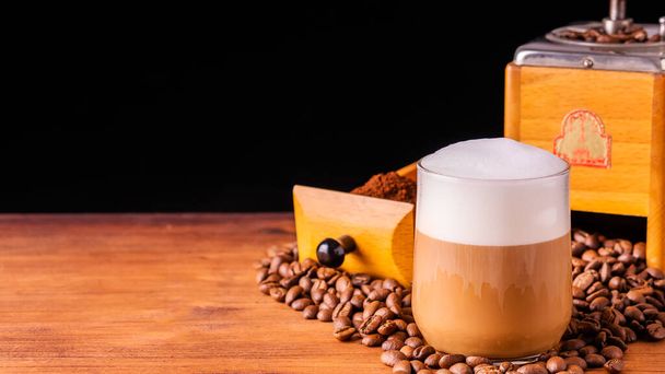Café fresco para refrescar a cafeína copo branco assado fazenda de grãos de café orgânico no moedor de madeira vintage clássico pote de café de metal para café expresso preto e espuma de creme de vidro leite cappuccino latte  - Foto, Imagem