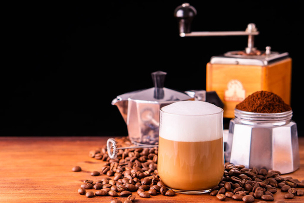 Čerstvá kavárna pro osvěžení kofeinu bílý šálek pražené organické kávové zrno farma ve vinobraní dřevo bruska klasické kovové konvice na kávu pro černé espresso a skleněná pěna mléko cappuccino latte  - Fotografie, Obrázek