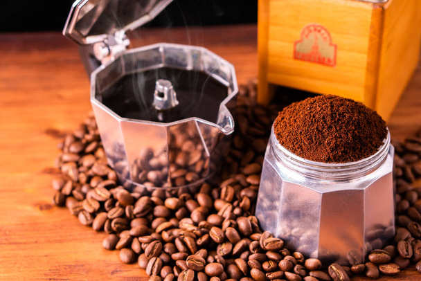 Φρέσκο καφέ για πρωινό φρεσκάρετε καφεΐνη λευκό φλιτζάνι καβουρδισμένο βιολογικό καφέ φασόλι αγρόκτημα σε vintage ξύλο μύλος κλασική μεταλλική καφετιέρα για μαύρο espresso και κρέμα γάλακτος καπουτσίνο latte  - Φωτογραφία, εικόνα