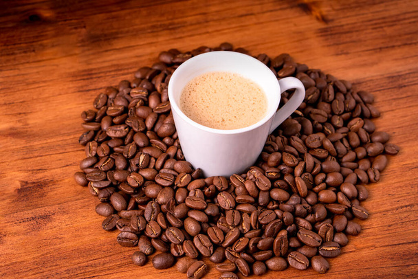 Σπιτικό καφέ φρέσκο ζεστό espresso σε ατμό λευκό φλιτζάνι κούπα ετοιμάζω από βιολογικά βιώσιμη καφετέρια ποτό καβουρδισμένο καφέ φασόλι με ανακυκλώνουν πακέτο διαθέσιμου χαρτιού με άρωμα ανανέωσης - Φωτογραφία, εικόνα