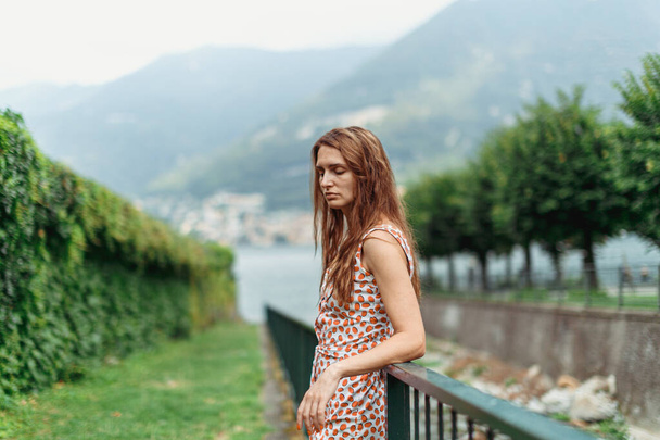 Kaunis tyttö Como-järven rannalla pilvisenä päivänä - Valokuva, kuva
