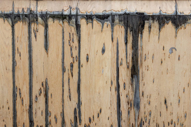 Поверхня старих дерев'яних дощок з лущенням і загартованою фарбою
. - Фото, зображення