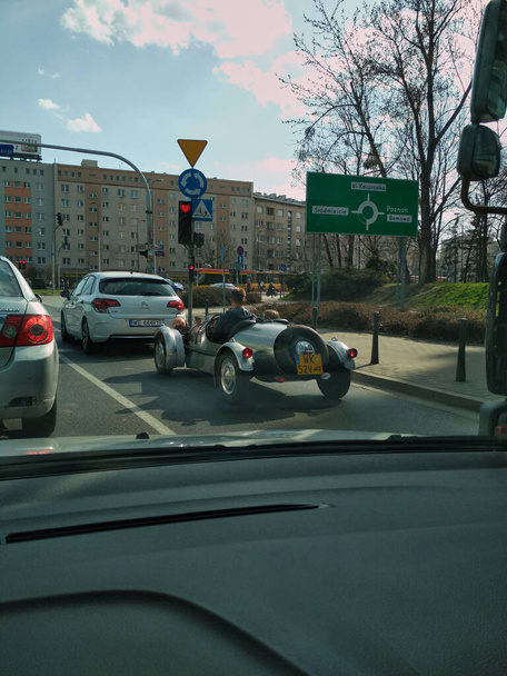 σπάνια ρετρό αυτοκίνητο οδήγησε στους δρόμους της Βαρσοβίας - Φωτογραφία, εικόνα