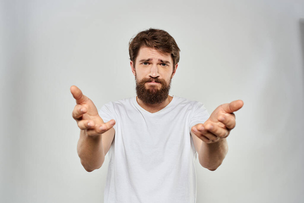 Barbudo hombre gesto con la mano blanco recortado camiseta estudio estilo de vida - Foto, Imagen