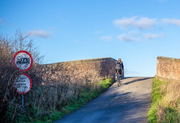 Cycliste solitaire sur le pont arrière à bosse - Photo, image