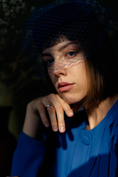 portré fiatal nő kék fejdísz fátyollal  - Fotó, kép