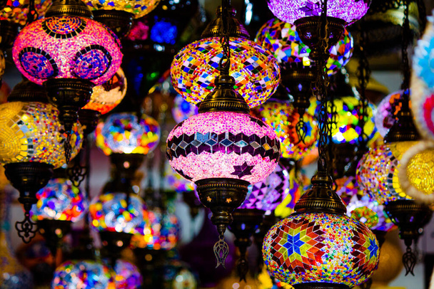 múltiples linternas tradicionales turcas coloridas - Foto, Imagen
