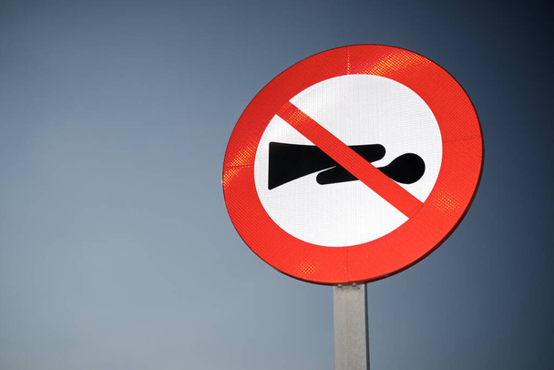 Panneau de signalisation qui interdit de klaxonner pour éviter de déranger la faune sauvage, Province de Saragosse en Espagne. - Photo, image