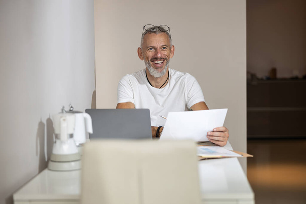 Man in a good mood happy with his work - Φωτογραφία, εικόνα