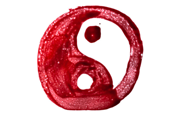 Peint en peinture sanglante symbole signe de Yin Yang isolé sur fond blanc. - Photo, image