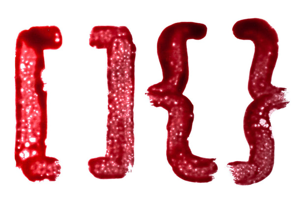 Нарисованный кровавым символом краски знак скобок и квадратные скобки изолированы на белом фоне. - Фото, изображение