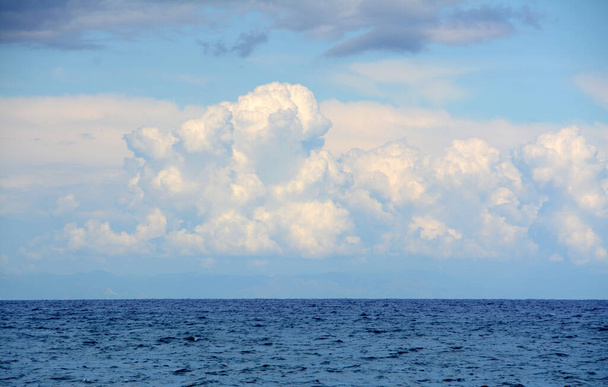 Välimeren kiteiset vedet Sisiliassa, joissa on voimakas turkoosi ja sininen heijastus terveelliseen kylpyyn suolaisuuden aromeissa. - Valokuva, kuva