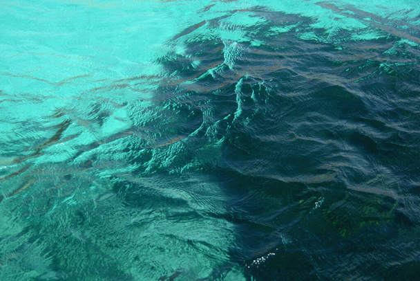 Sicilya 'daki Akdeniz' in kristal suları yoğun turkuaz ve tuzluluk aromalı sağlıklı bir banyo için mavi yansımalarla dolu.. - Fotoğraf, Görsel