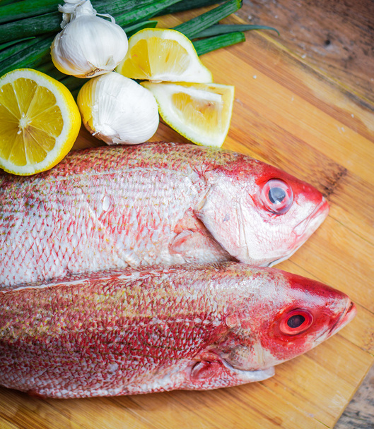 Fresh red snapper preparation with lemon and vegetables - Photo, Image