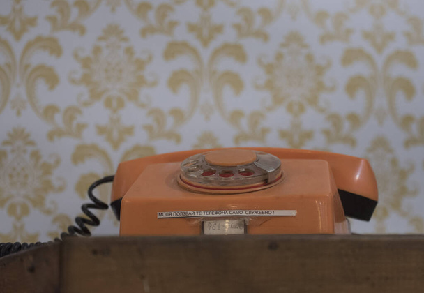 вінтажний стаціонарний телефон для дзвінків, ретро телефон на столі
 - Фото, зображення