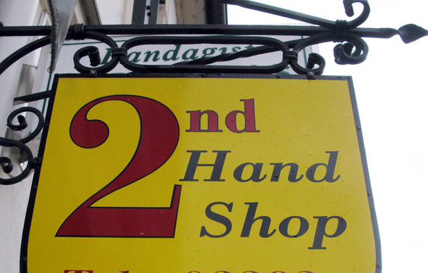 símbolo de compra y venta de artículos de segunda mano en una tienda o en un mercado de pulgas - Foto, Imagen