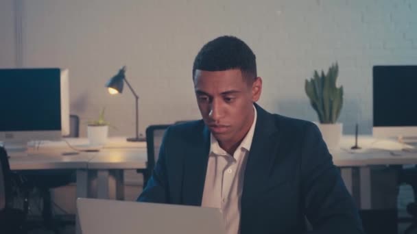 afro-amerikai üzletasszony dolgozik laptop irodai éjszaka - Felvétel, videó