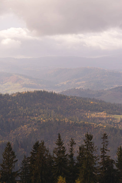 Sonbahar doğal kasvetli arka plan bulutlu gün dağlarda - Fotoğraf, Görsel
