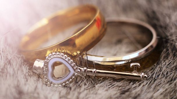 Антикварный ржавый ключ и обручальные кольца на день Святого Валентина - Фото, изображение