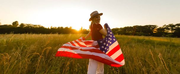 Krásná mladá žena s vlajkou USA - Fotografie, Obrázek