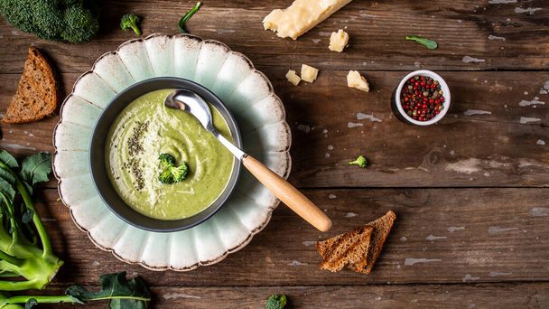 Fresh broccoli soup on bowl on wooden background. Long banner format. Vegetarian and diet food. - Foto, immagini