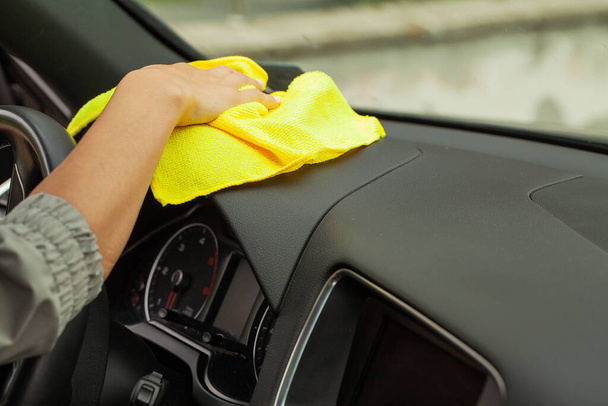 Hand with yellow microfiber cloth polishing car - Valokuva, kuva